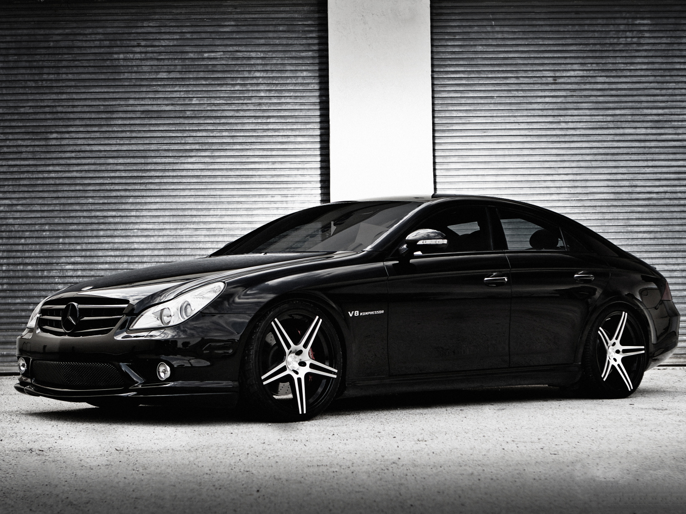 Черный стильный автомобиль Mercedes-Benz CLS-Class