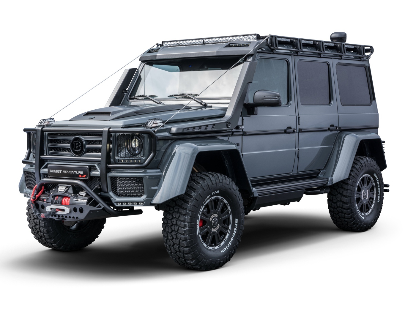 Немецкий автомобиль Mercedes-Benz Brabus 550 Adventure на белом фоне