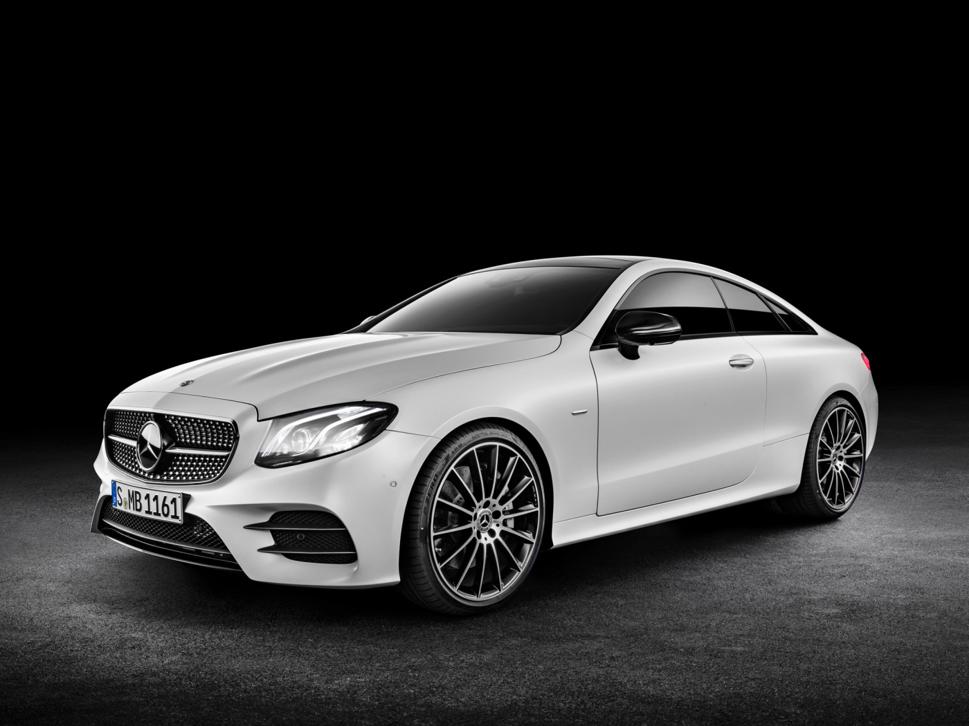 Серый автомобиль  Mercedes-Benz E-Class Coupe 2017