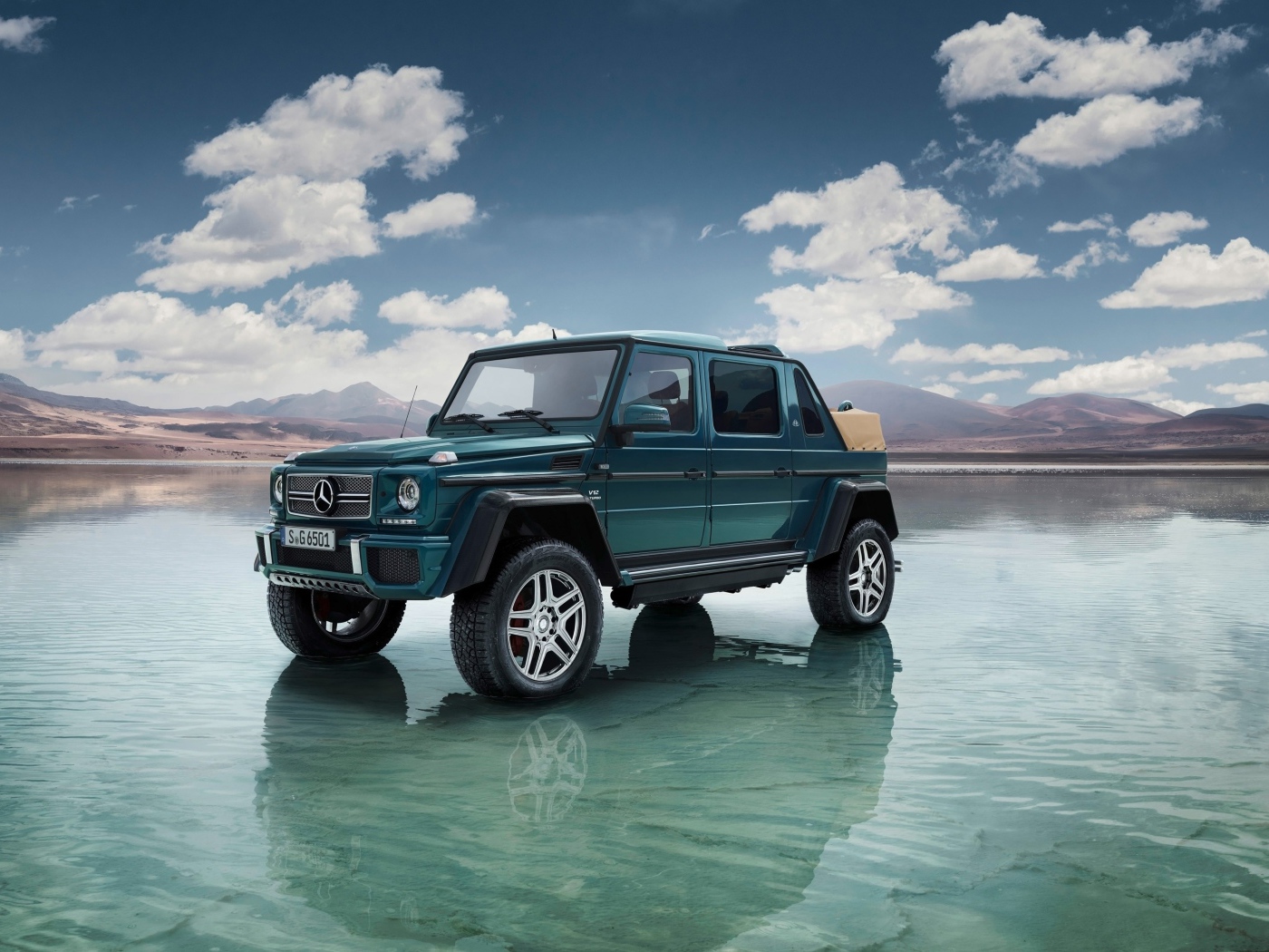 Зеленый автомобиль Mercedes-Maybach Landaulet G650, 2018 стоит в воде на фоне неба
