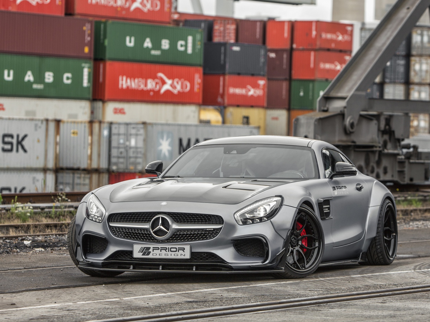 Серебристый спорткар Mercedes-AMG GT в порту