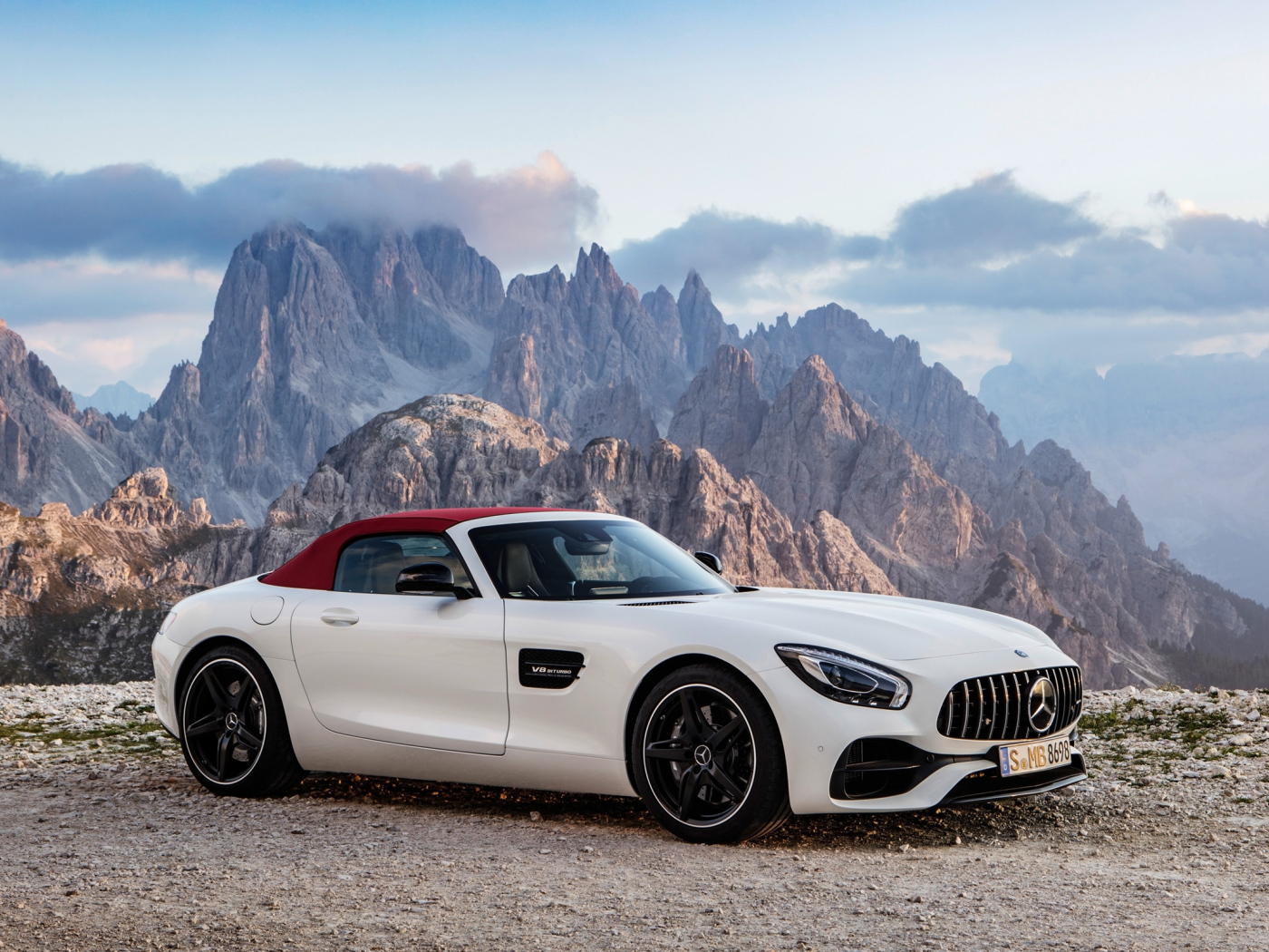 Стильный автомобиль Mercedes-AMG GT Roadster на фоне гор 