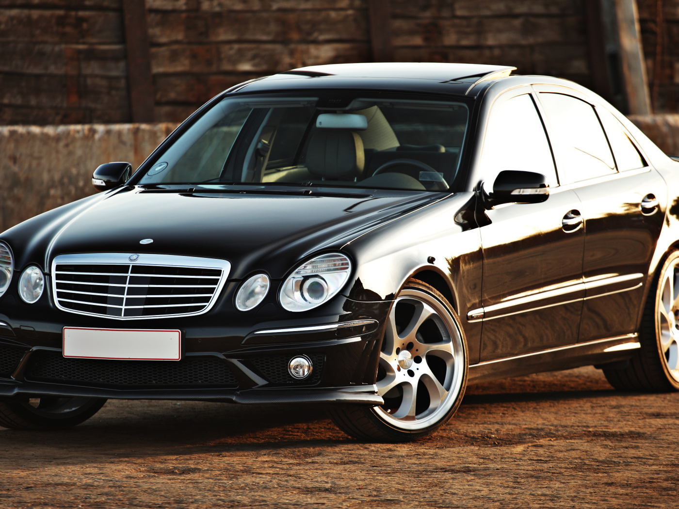 Стильный красивый черный автомобиль Mercedes-Benz