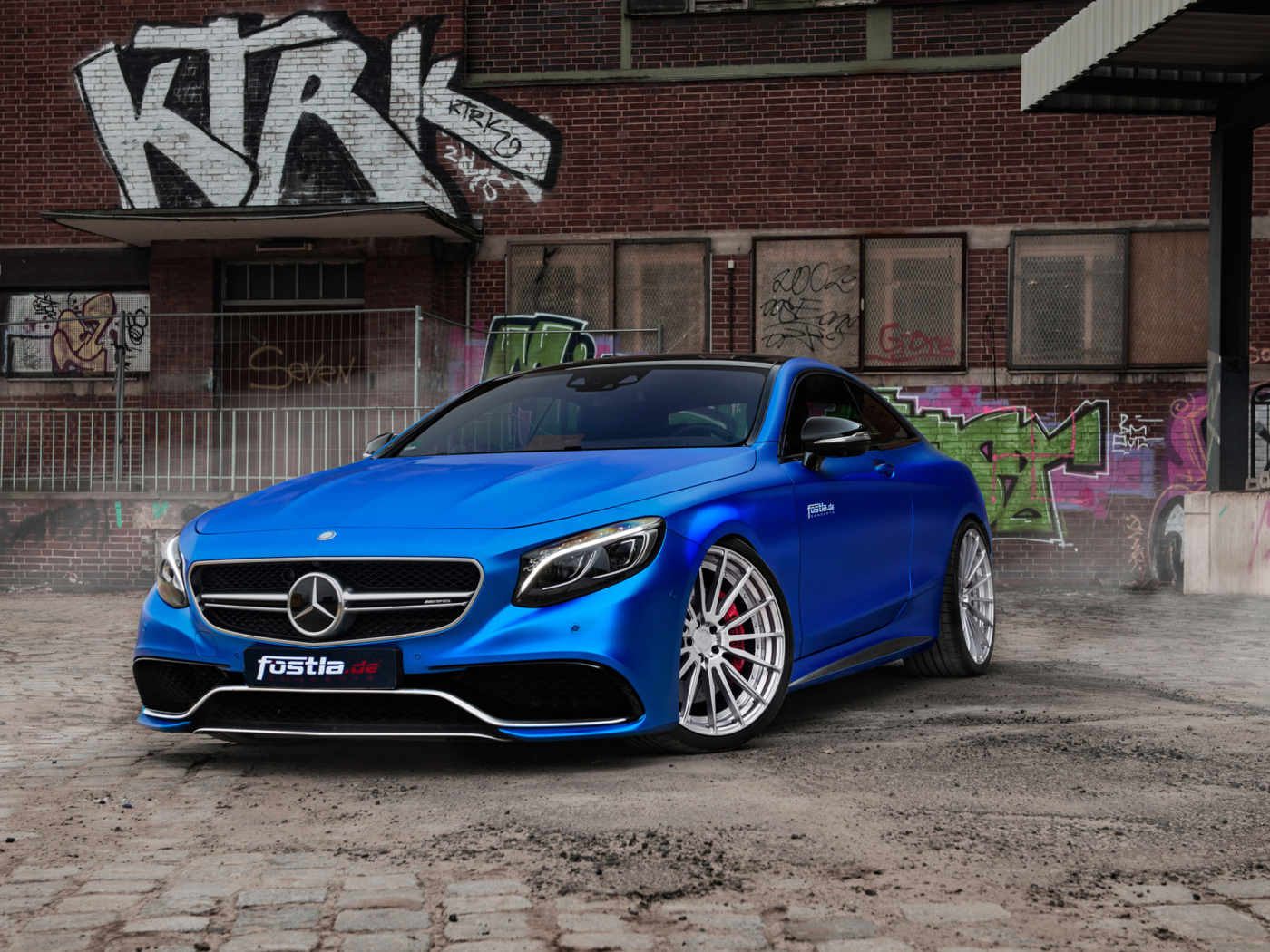 Стильный синий автомобиль Mercedes-Benz S63 AMG