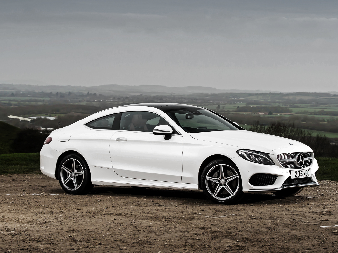 Белый автомобиль Mercedes-Benz C-Class на фоне горизонта 