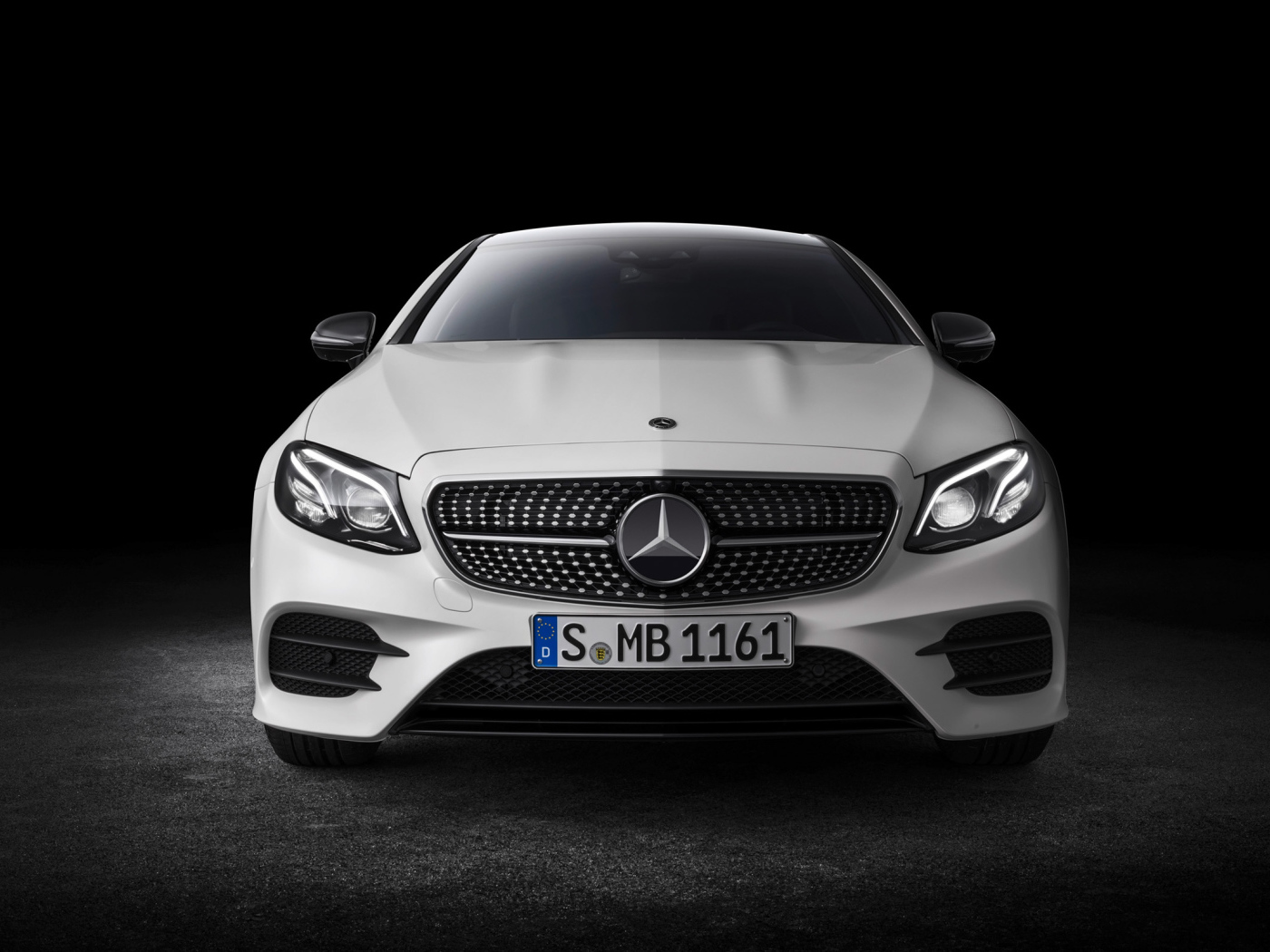 Белый автомобиль Mercedes-Benz E-Class Coupe, 2018 вид спереди