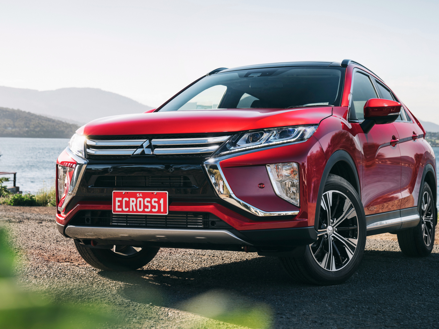 Красный внедорожник Mitsubishi Eclipse Cross Exceed, 2018 на фоне океана