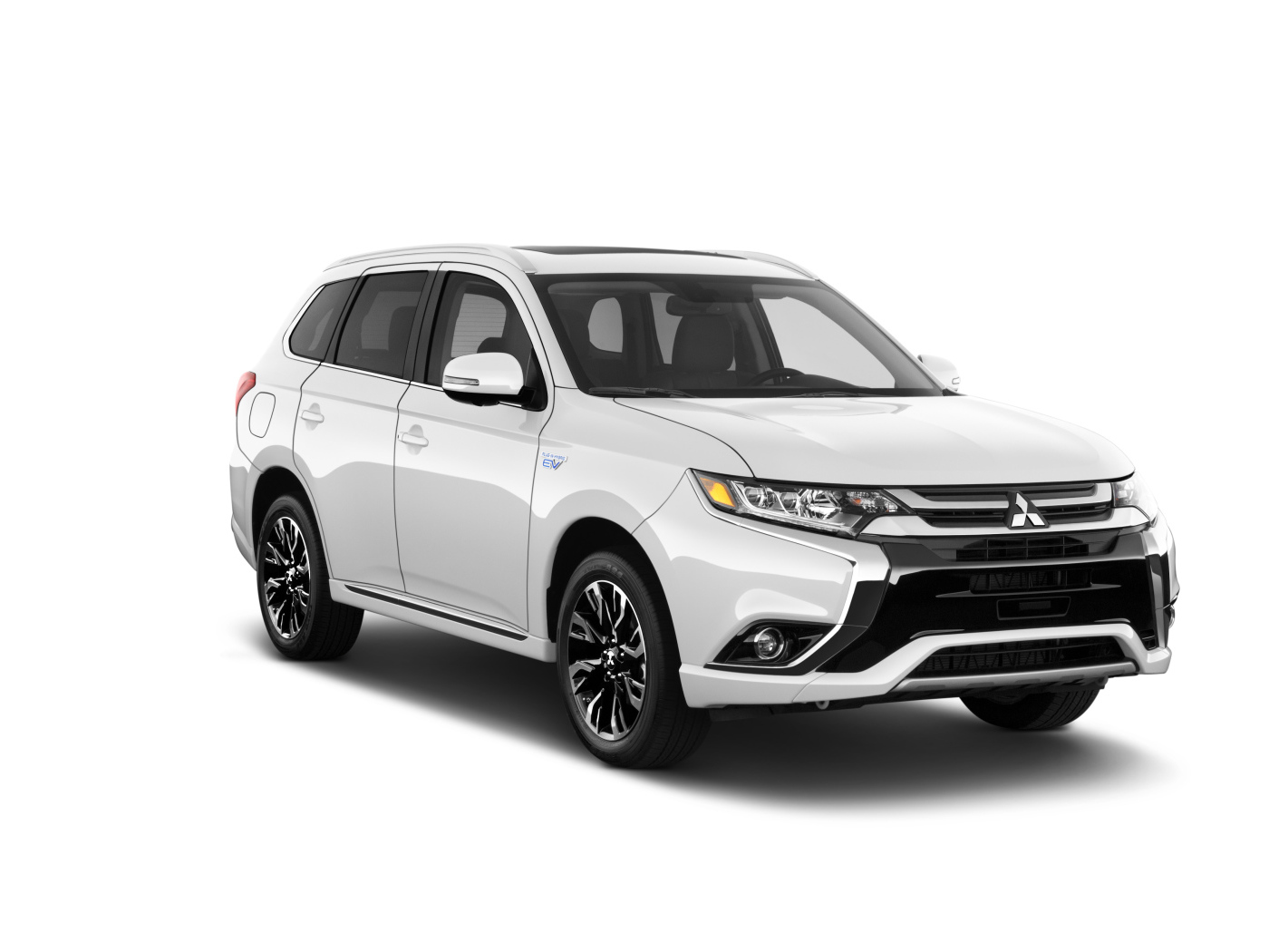 Белый компактный кроссовер Mitsubishi Outlander, 2018