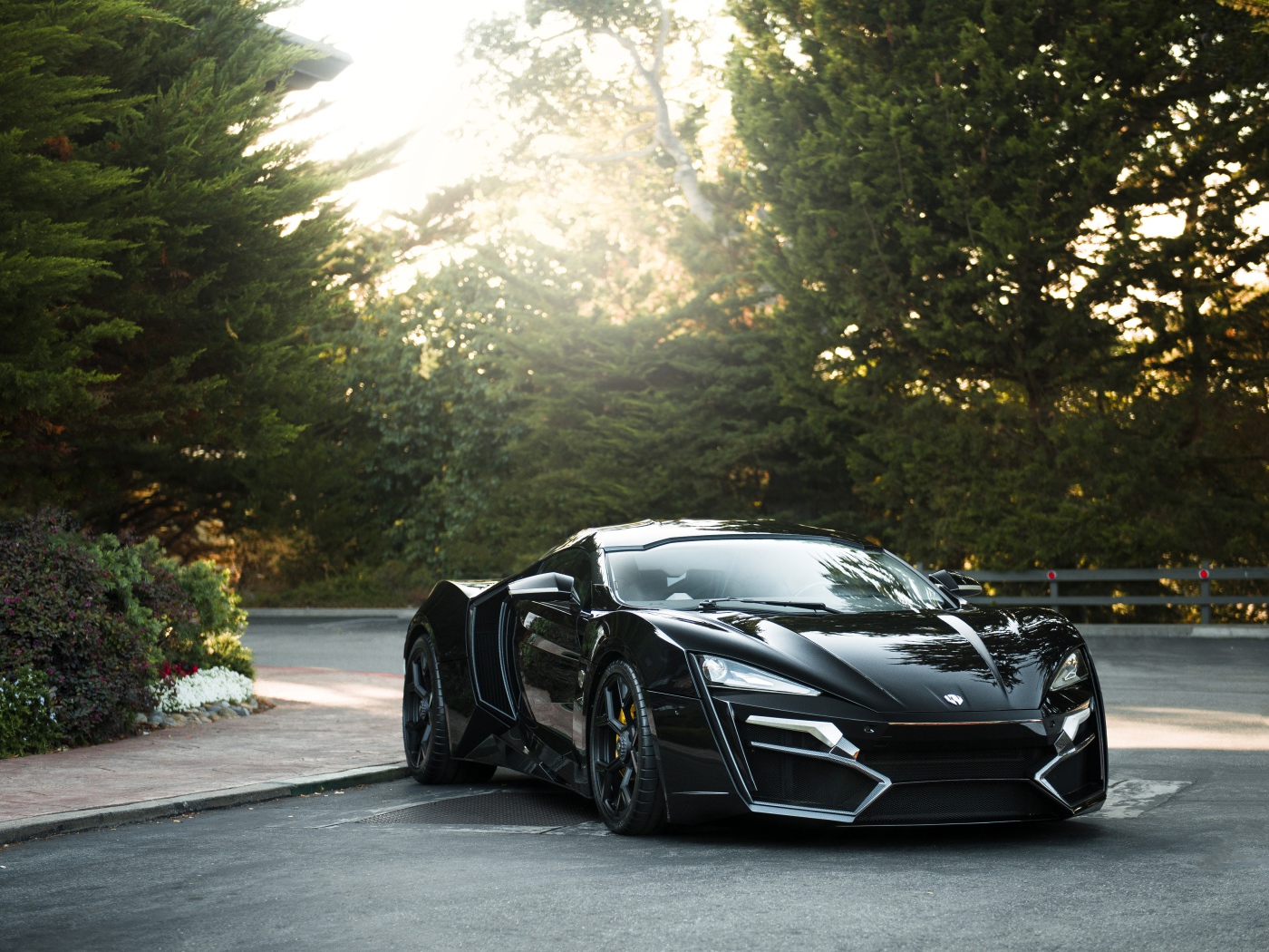 Черный спортивный автомобиль Lykan HyperSport