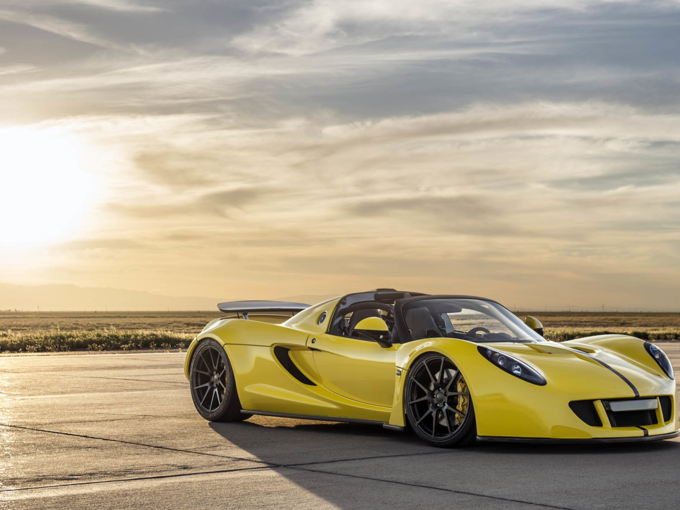 Автомобиль Hennessey Venom GT на фоне солнца в небе