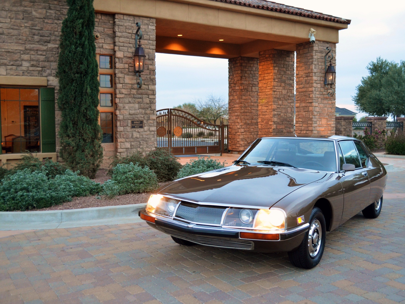 Автомобиль  Citroy с включенными фарами