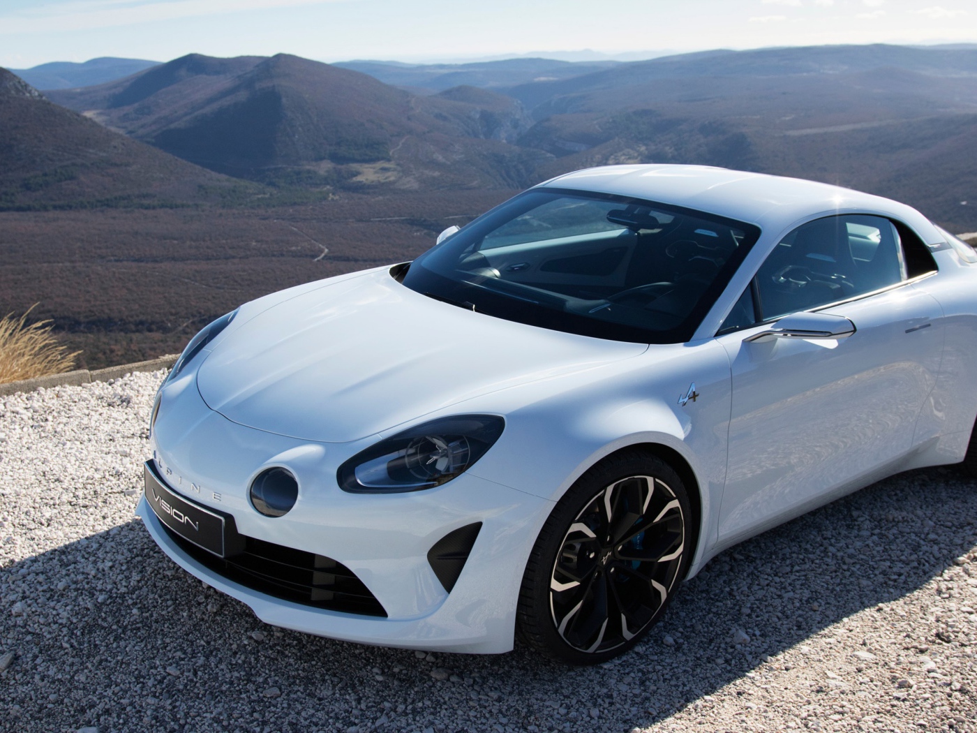 Белый автомобиль  Alpine A110 на дороге