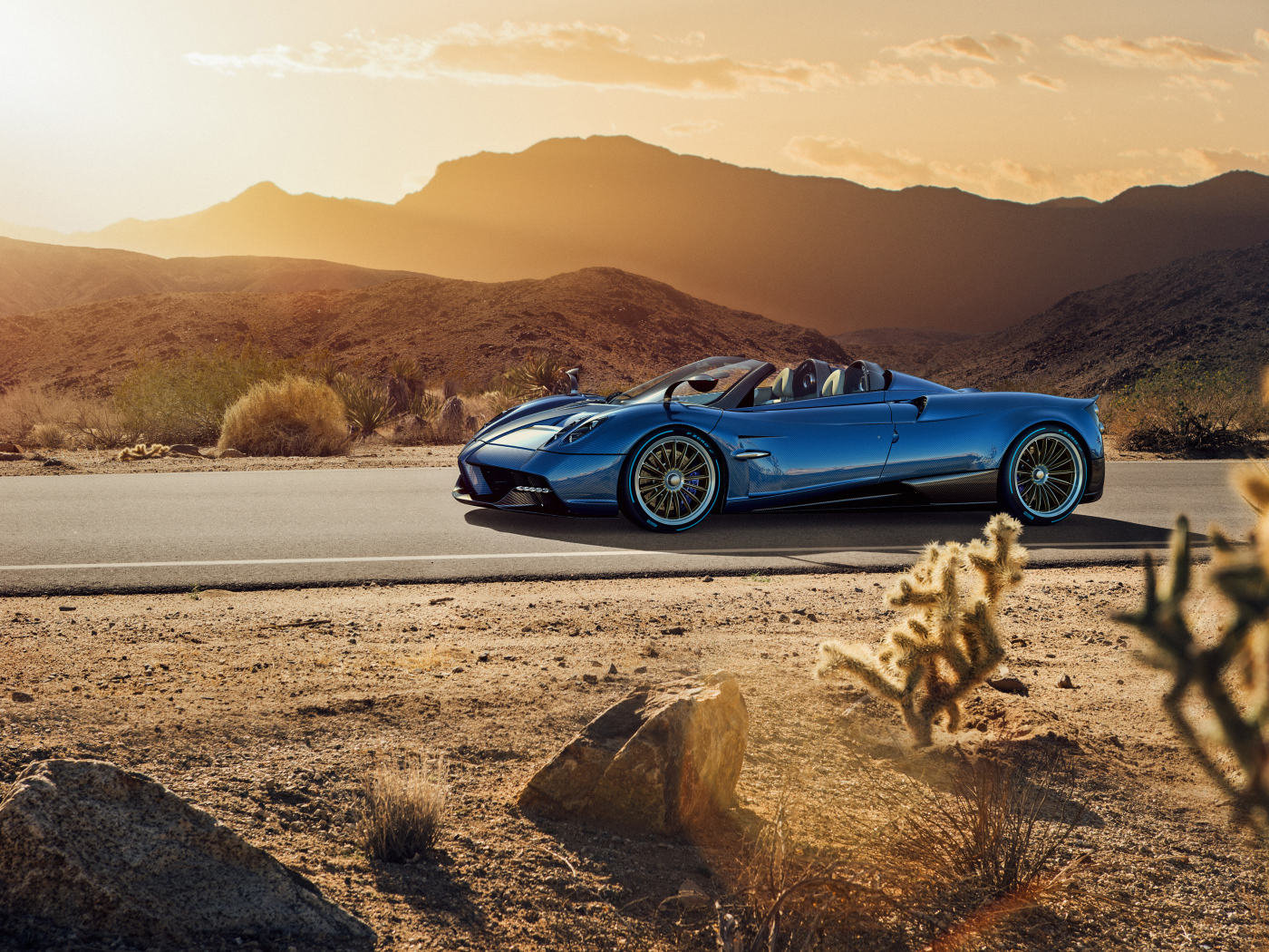 Синий спортивный автомобиль  Pagani Huayra на трассе 