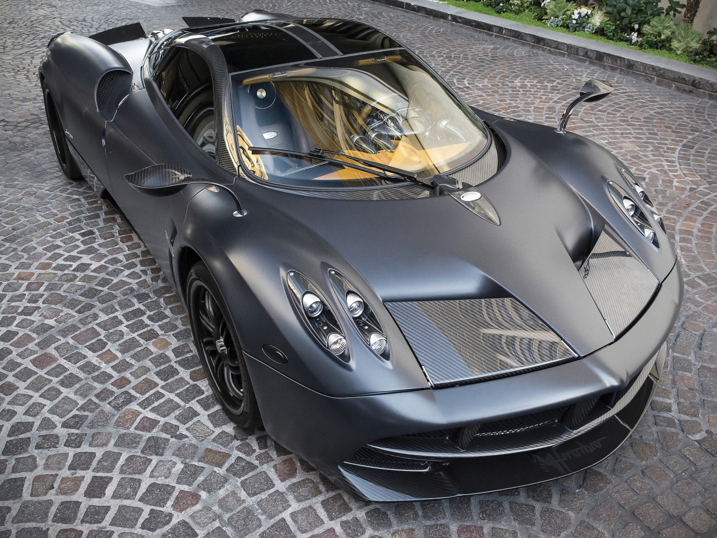 Серебристый автомобиль Pagani Huayra 