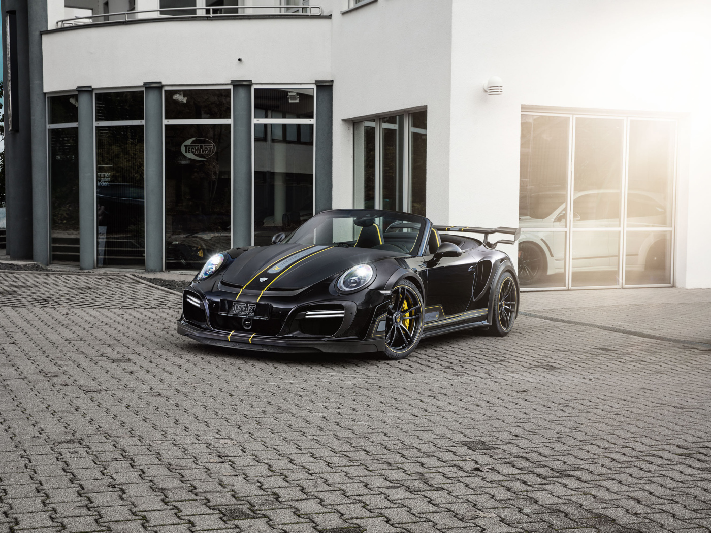 Черный кабриолет  Porsche 911 Turbo 2017 