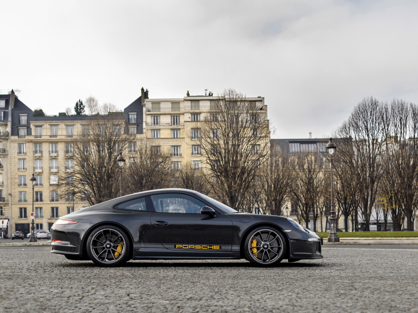 Черный спортивный автомобиль Porsche 911 в городе