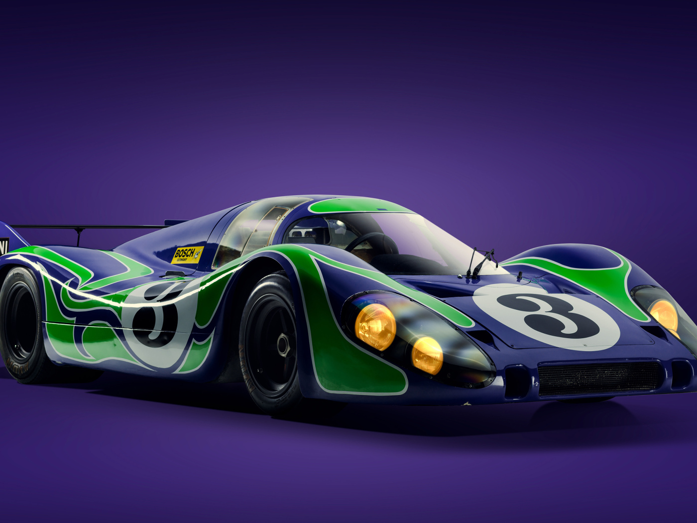 Гоночный автомобиль Porsche 917 Langheck на сиреневом фоне 