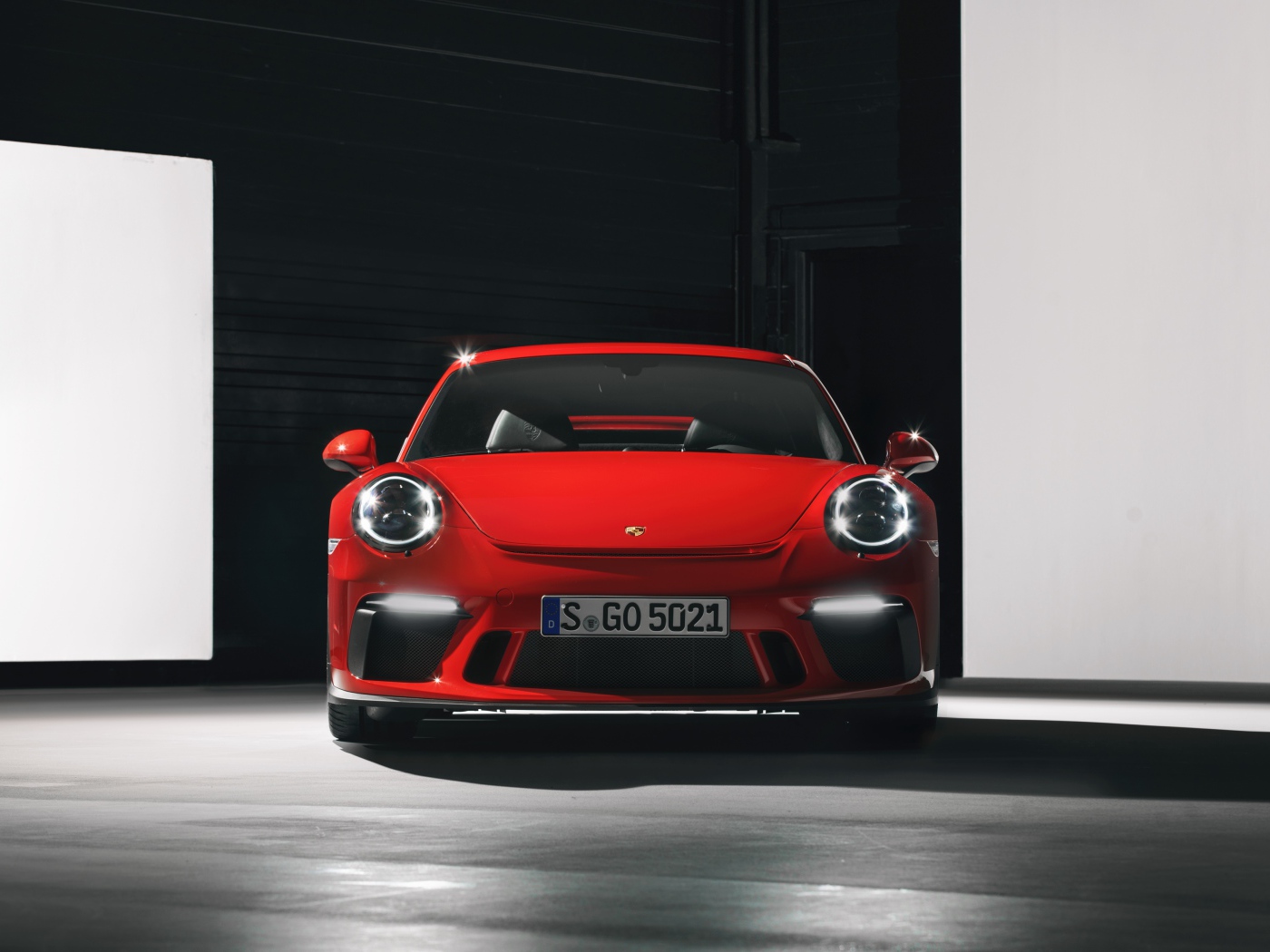 Красный автомобиль Porsche 911 GT3 