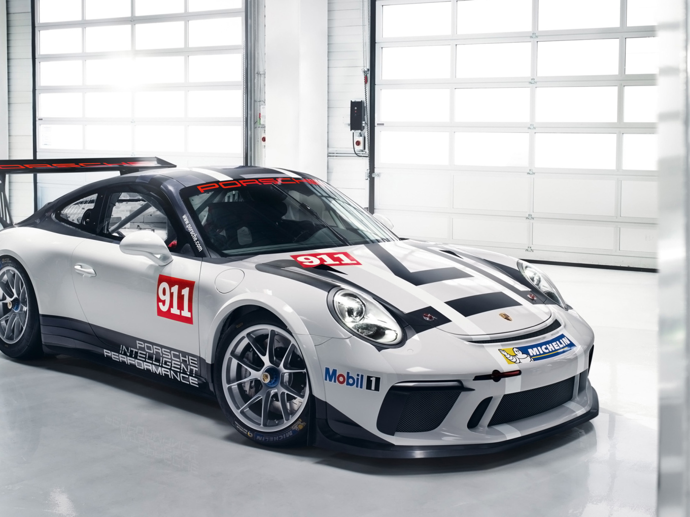 Спортивный автомобиль Porsche 911 GT3 в гараже