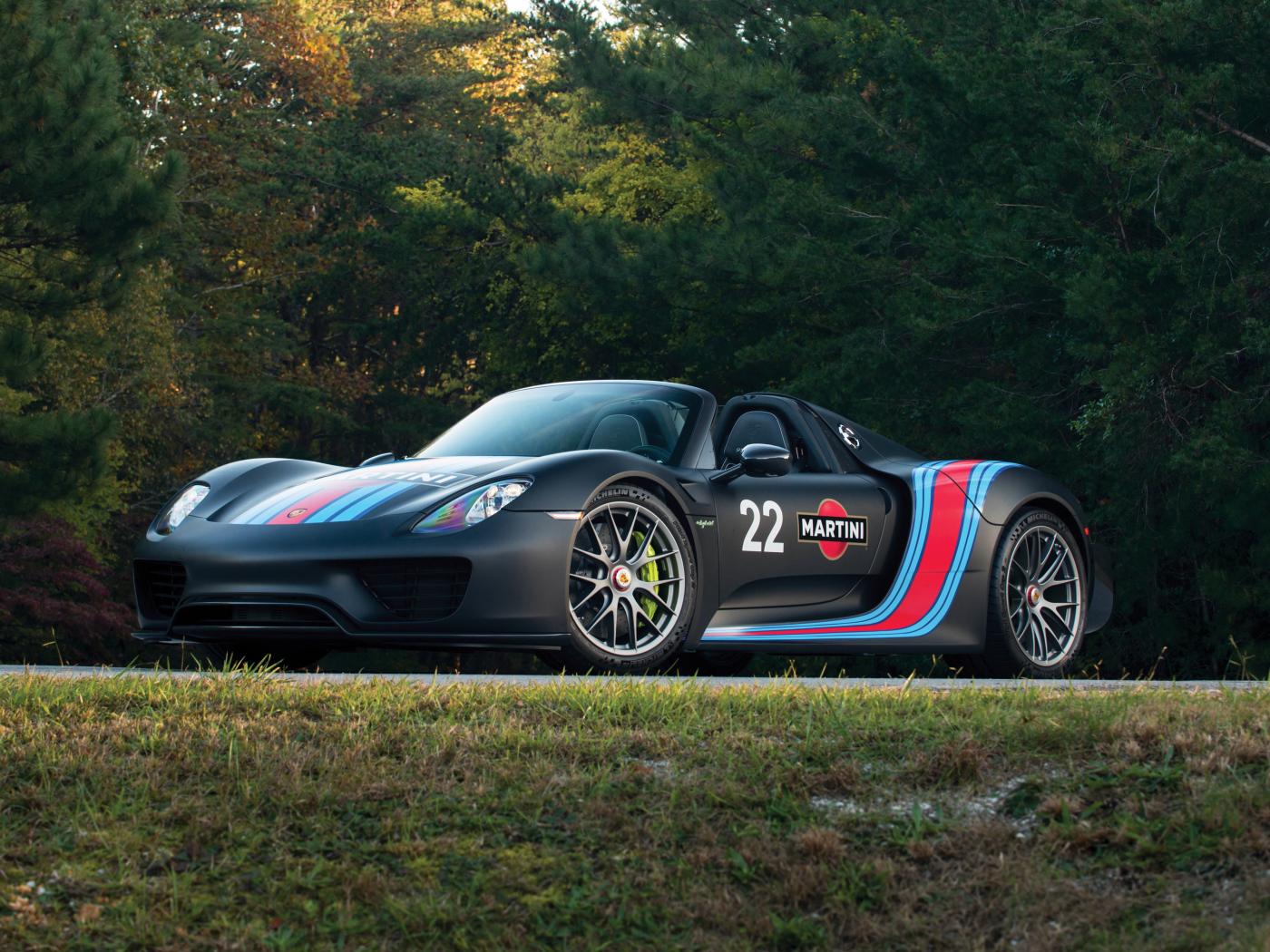 Спортивный автомобиль Porsche 918 Spyder Weissach Package с логотипом Martini Racing 