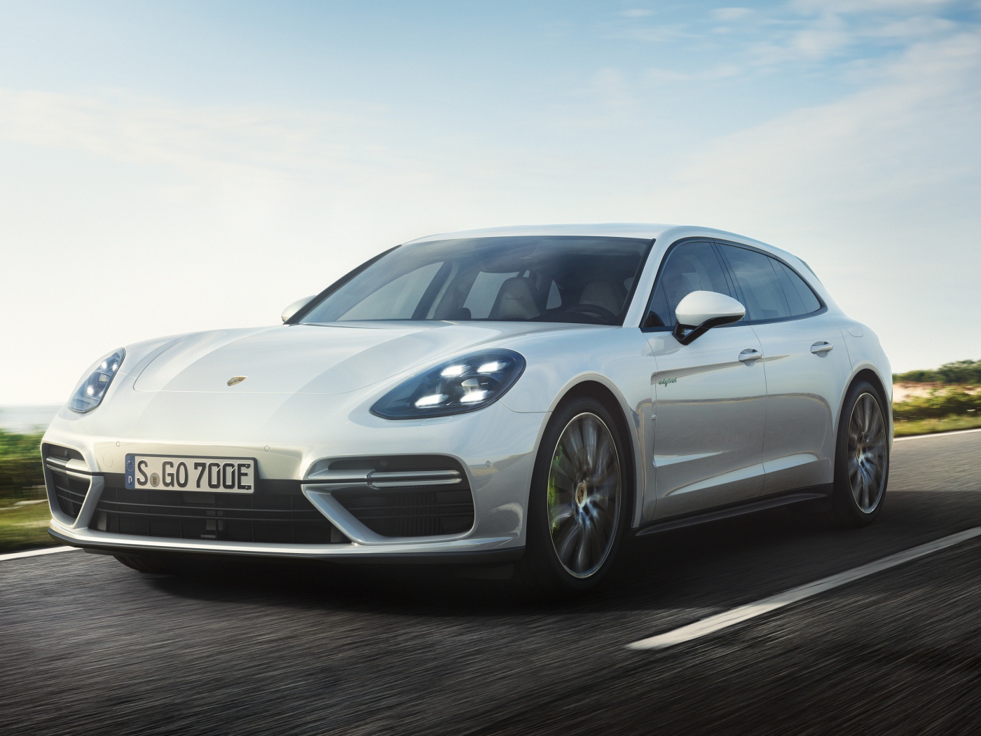 Белый внедорожник Porsche Panamera Turbo S E-Hybrid Sport Turismo, 2018 на трассе