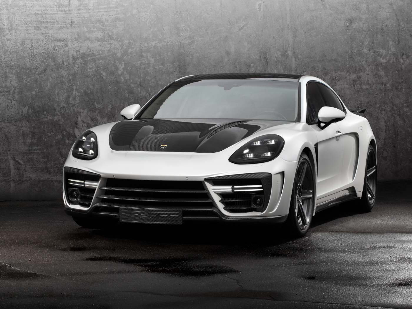 Белый спортивный автомобиль Porsche Panamera Stingray GTR, 2017