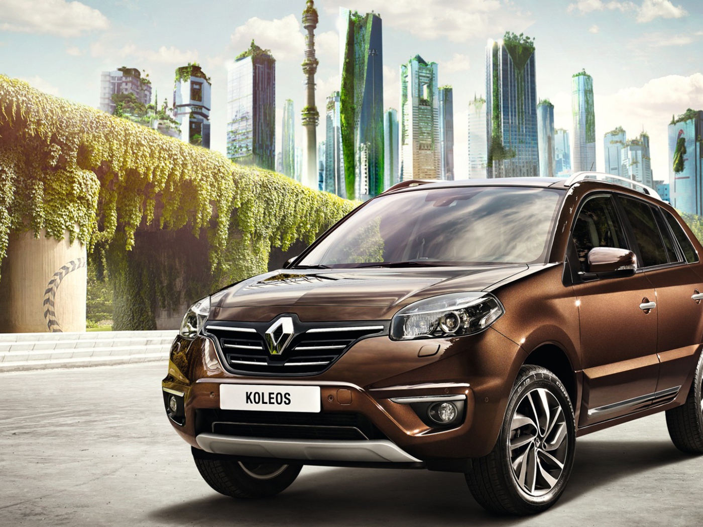 Коричневый автомобиль Рено Колеос на фоне города 