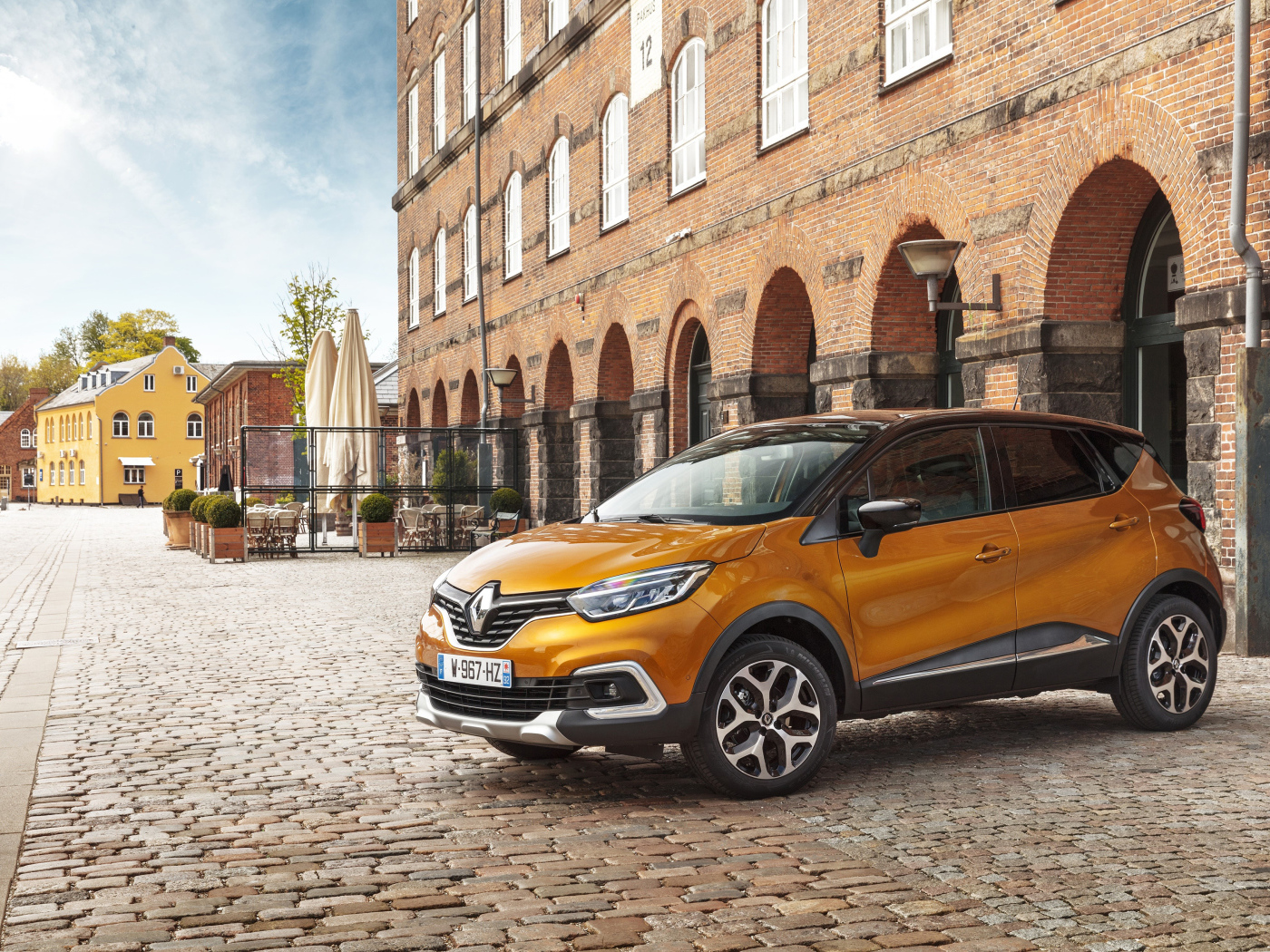 Автомобиль Renault Captur Worldwide, 2017  цвет оранжевый металлик