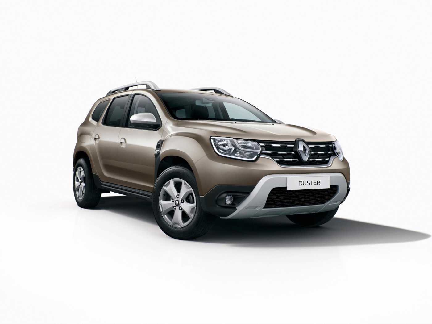 Внедорожник Renault Duster, 2018 на белом фоне