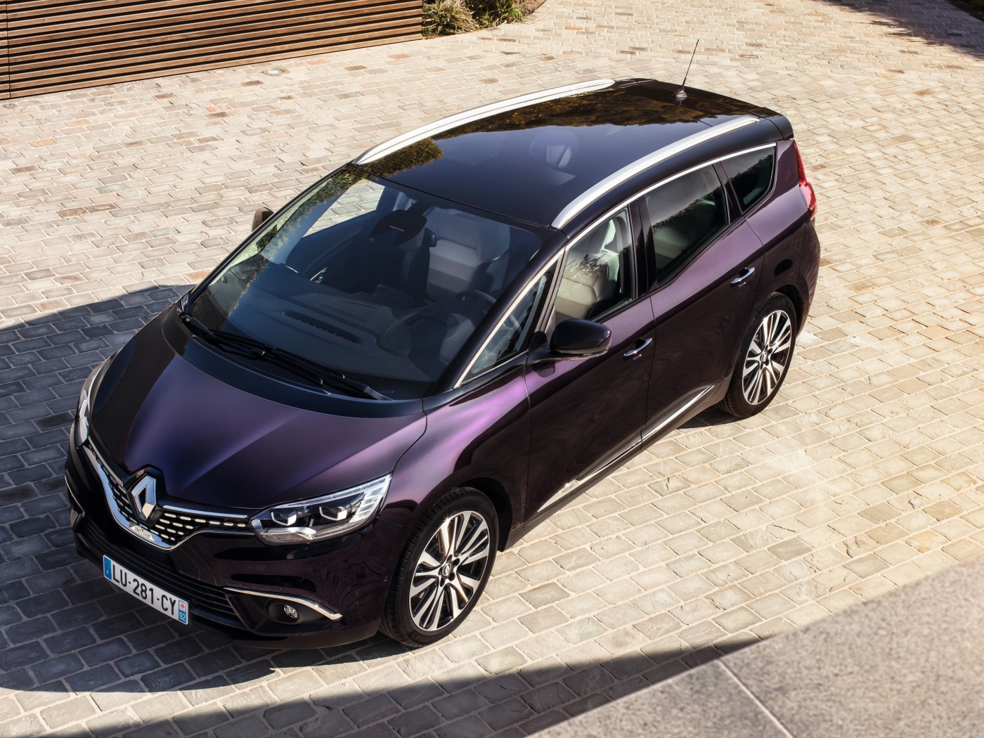 Фиолетовый автомобиль Renault Grand Scenic, 2017  вид сверху