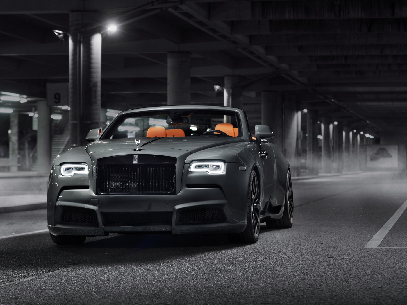 Серебристый автомобиль Rolls-Royce Dawn Overdose, 2017