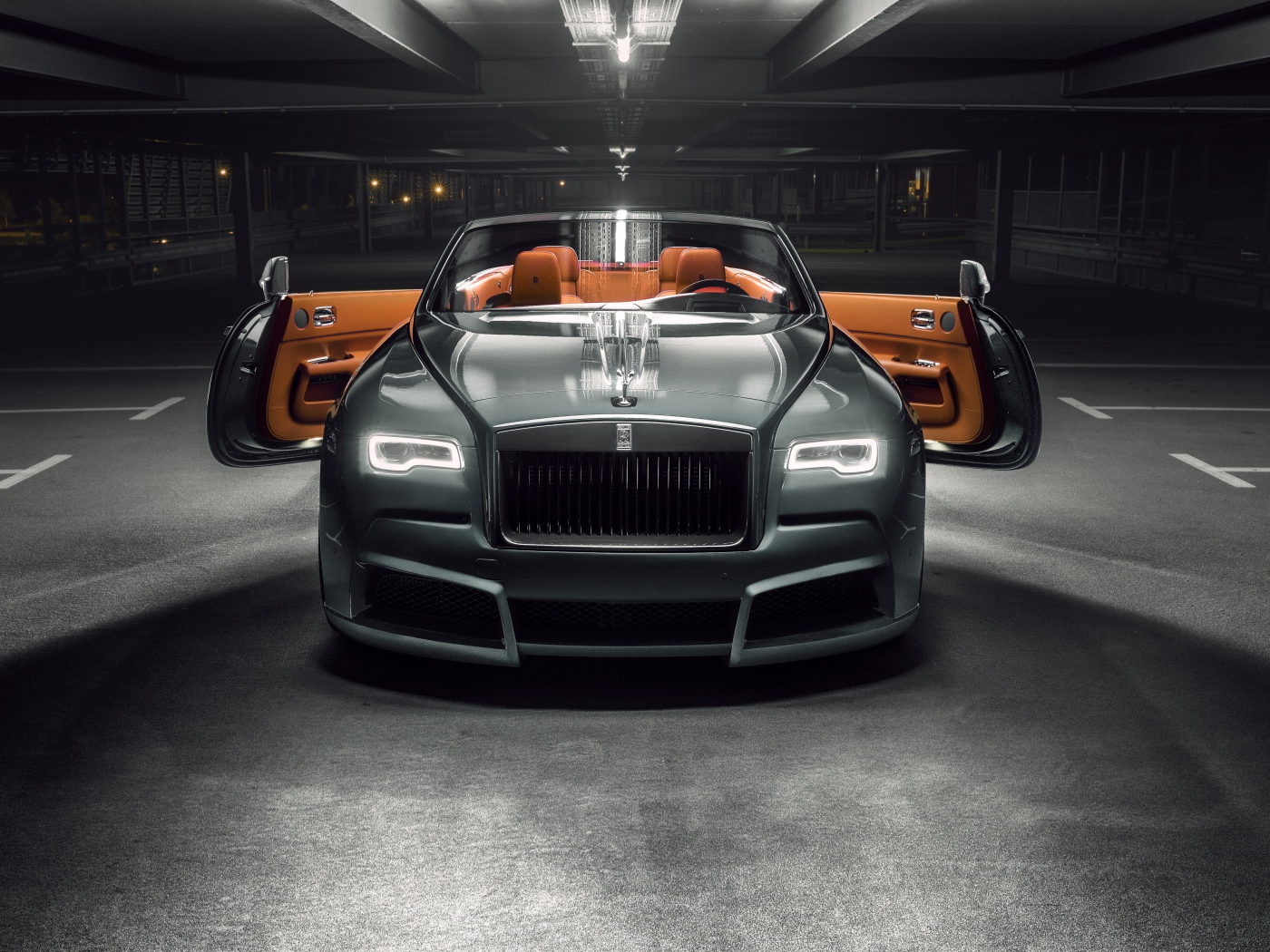 Стильный автомобиль Rolls-Royce Dawn Overdose вид спереди