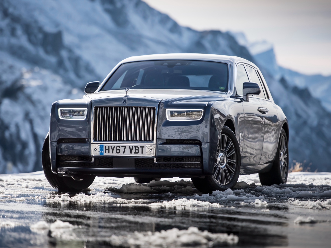 Стильный автомобиль Rolls-Royce Phantom, 2017 на скользкой дороге