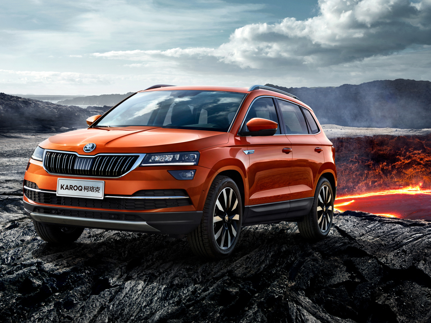 Оранжевый внедорожник Skoda Karoq, 2017 у вулкана