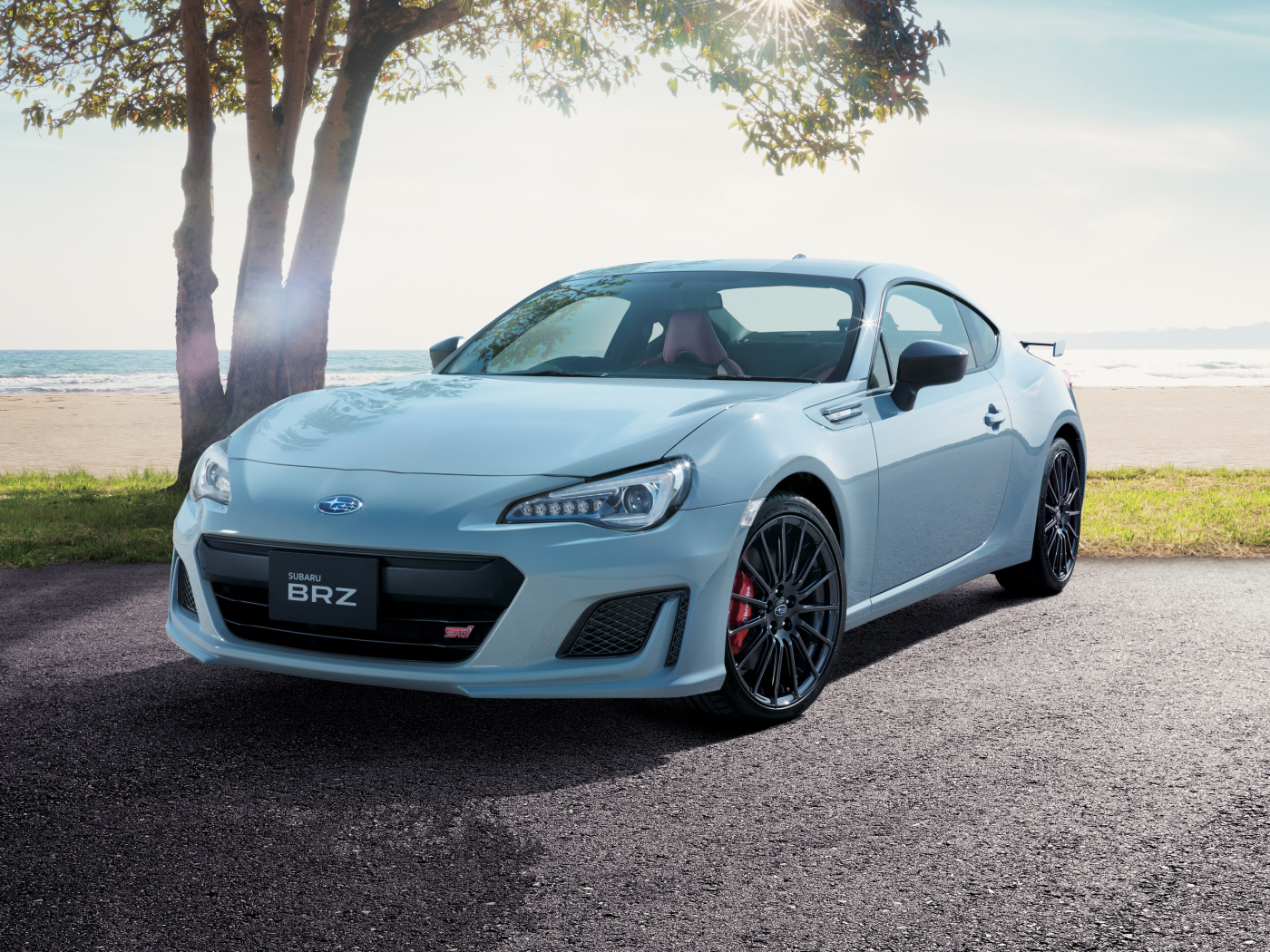 Новый белый автомобиль Subaru BRZ, 2018 на фоне океана