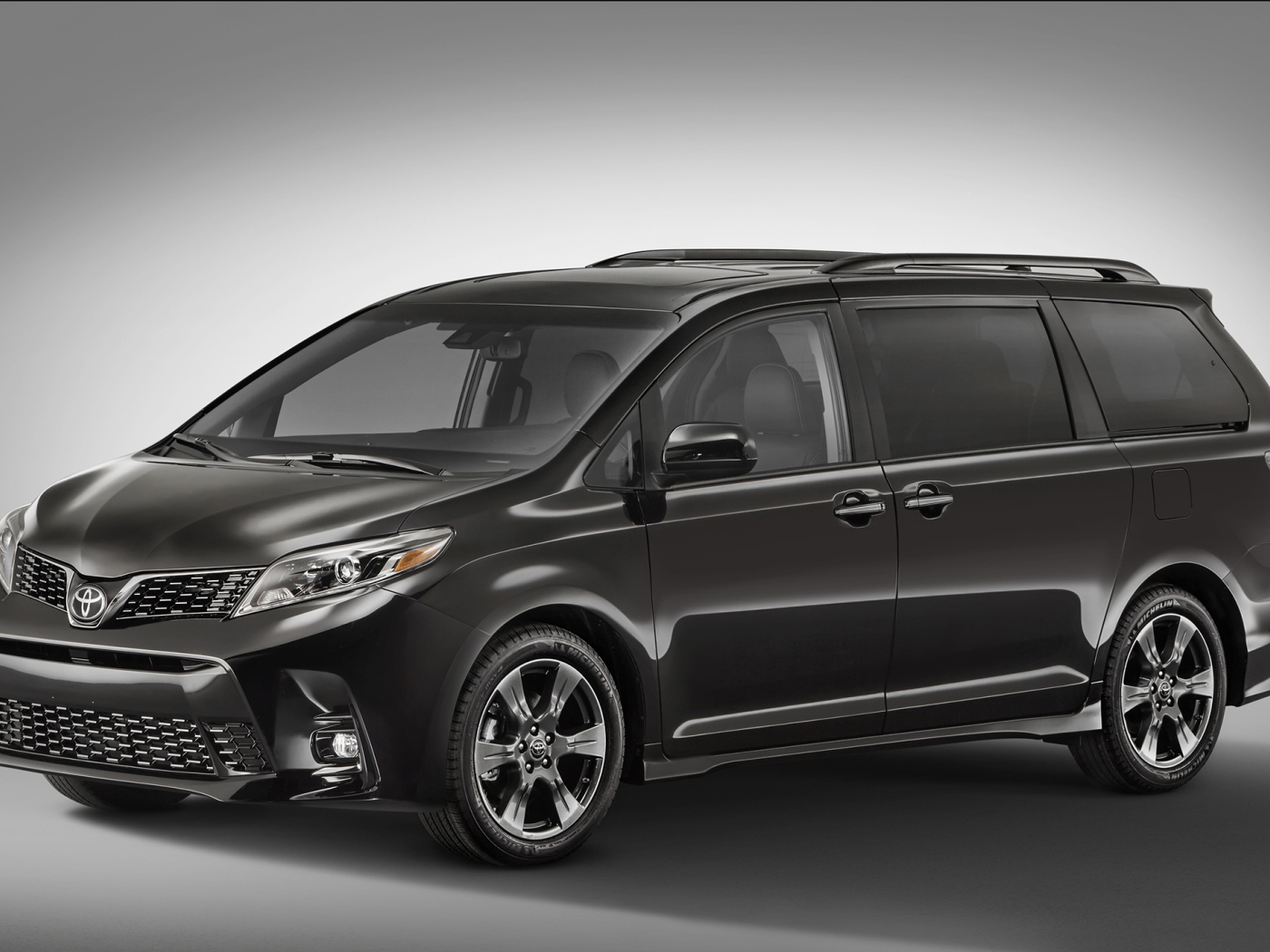 Минивэн Toyota Sienna, 2018 на сером фоне