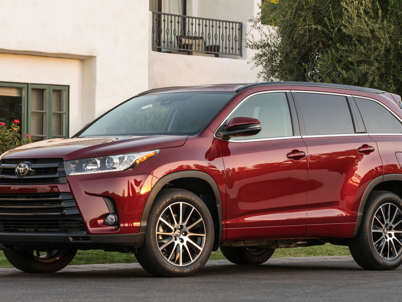 Красная Toyota Highlander 2017 года 
