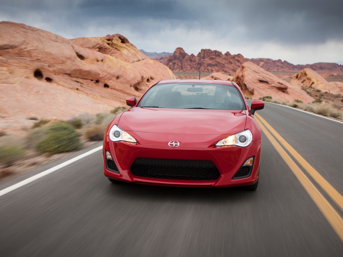 Красный автомобиль Toyota GT86 на трассе 