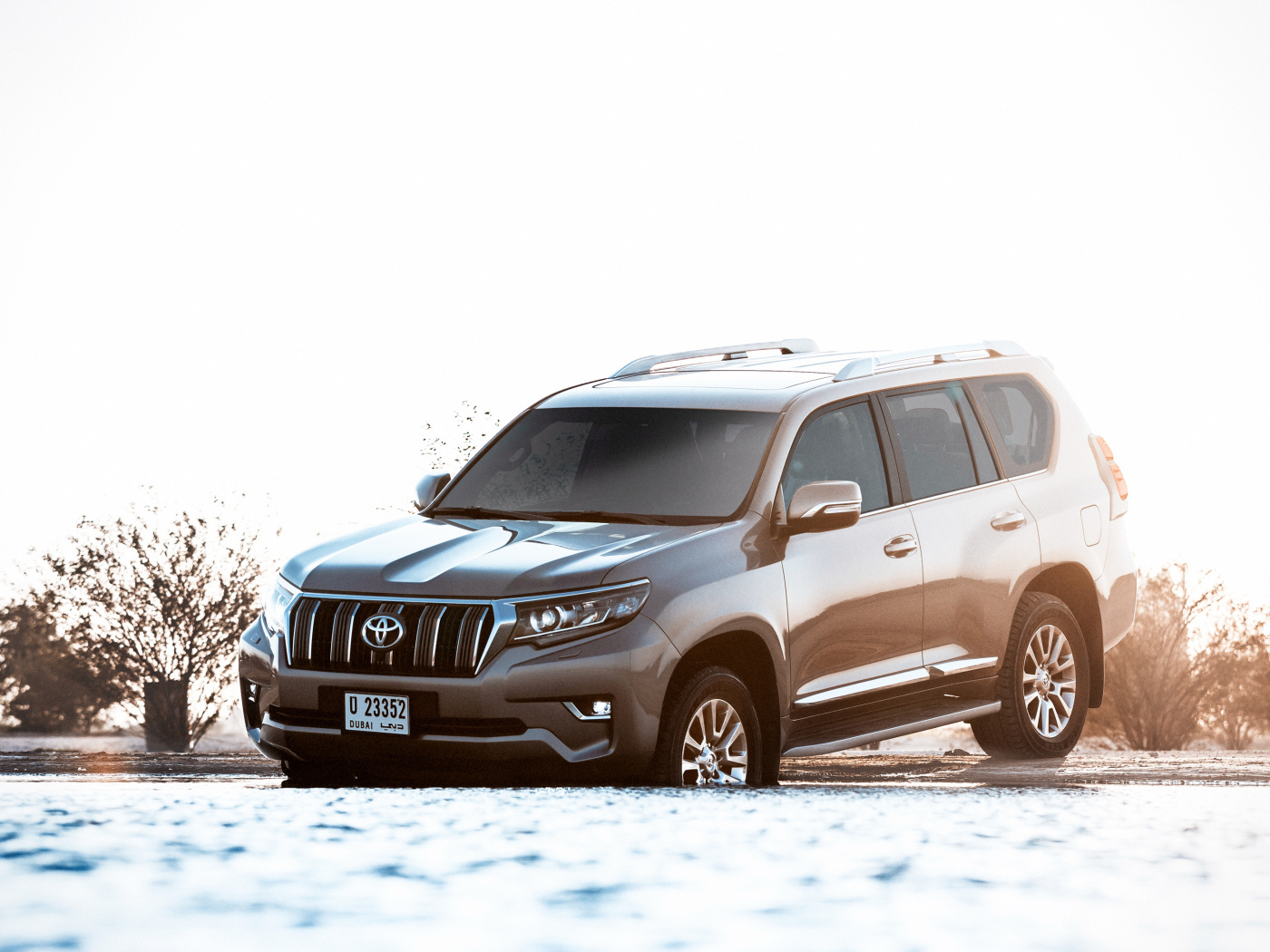 Внедорожник Toyota Land Cruiser Prado, 2018 на зимней дороге