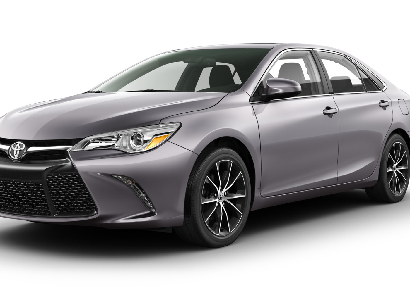 Серебристый автомобиль Toyota Camry 2017 года на белом фоне 