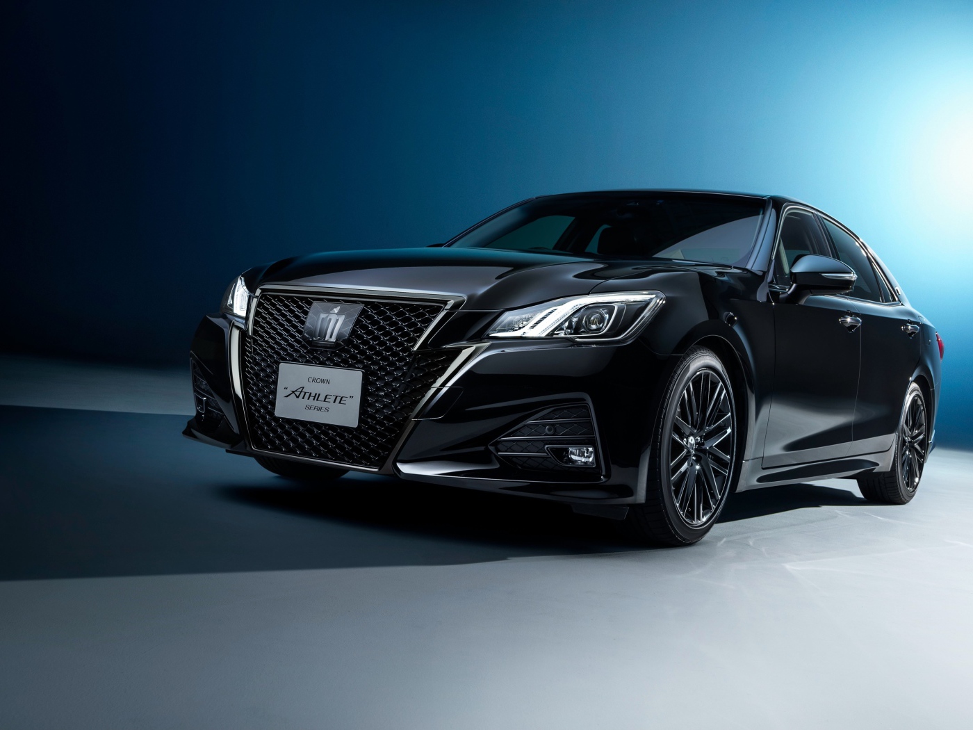 Стильный новый автомобиль Toyota Crown Athlete, 2017