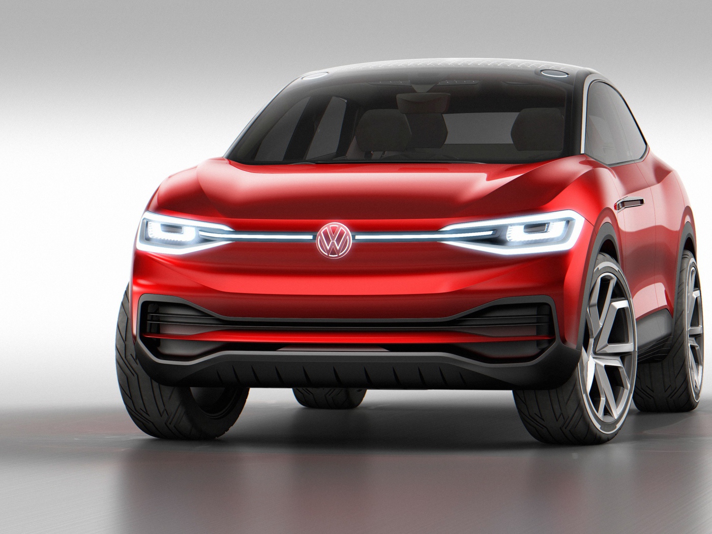 Красный автомобиль купе-кроссовер Volkswagen I.D. Crozz, 2017 на сером фоне