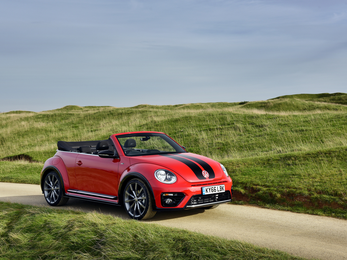 Красный маленький автомобиль Volkswagen Beetle 