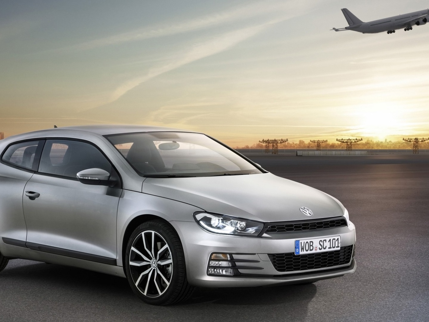 Серебристый Volkswagen Scirocco 2017 года на фоне взлетной полосы 