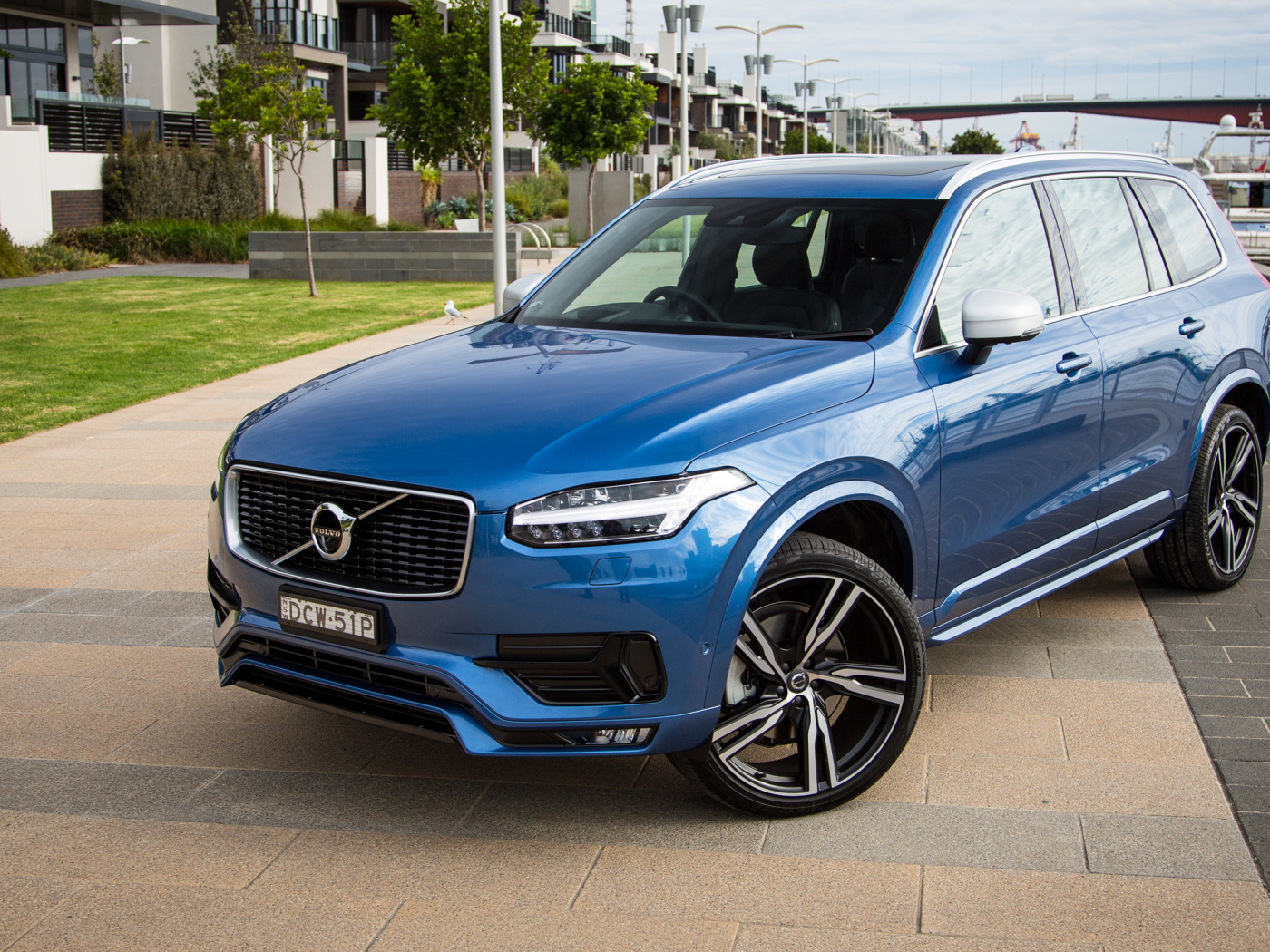 Синий кроссовер универсал  Volvo XC90 