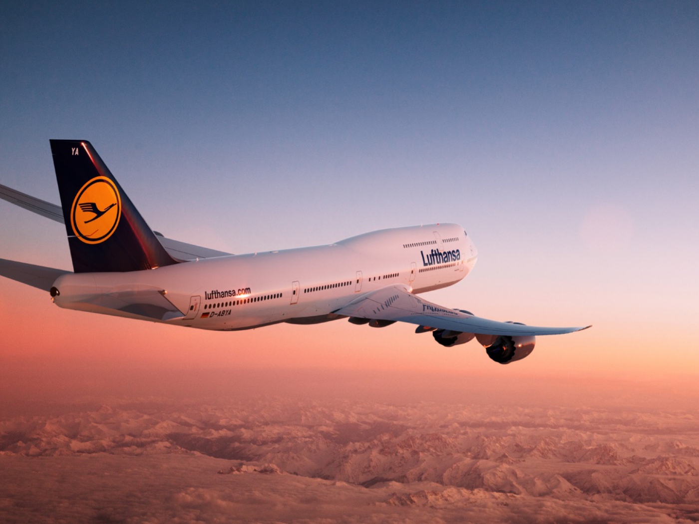 Boeing 747 авиакомпании Lufthansa в небе