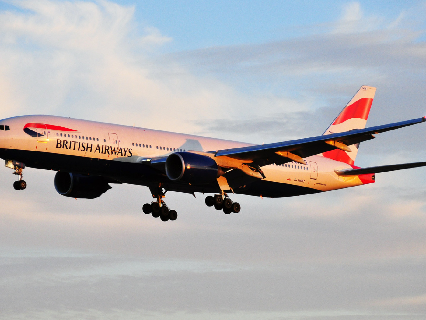 Boeing 777 авиакомпании British Airways летит на рассвете 
