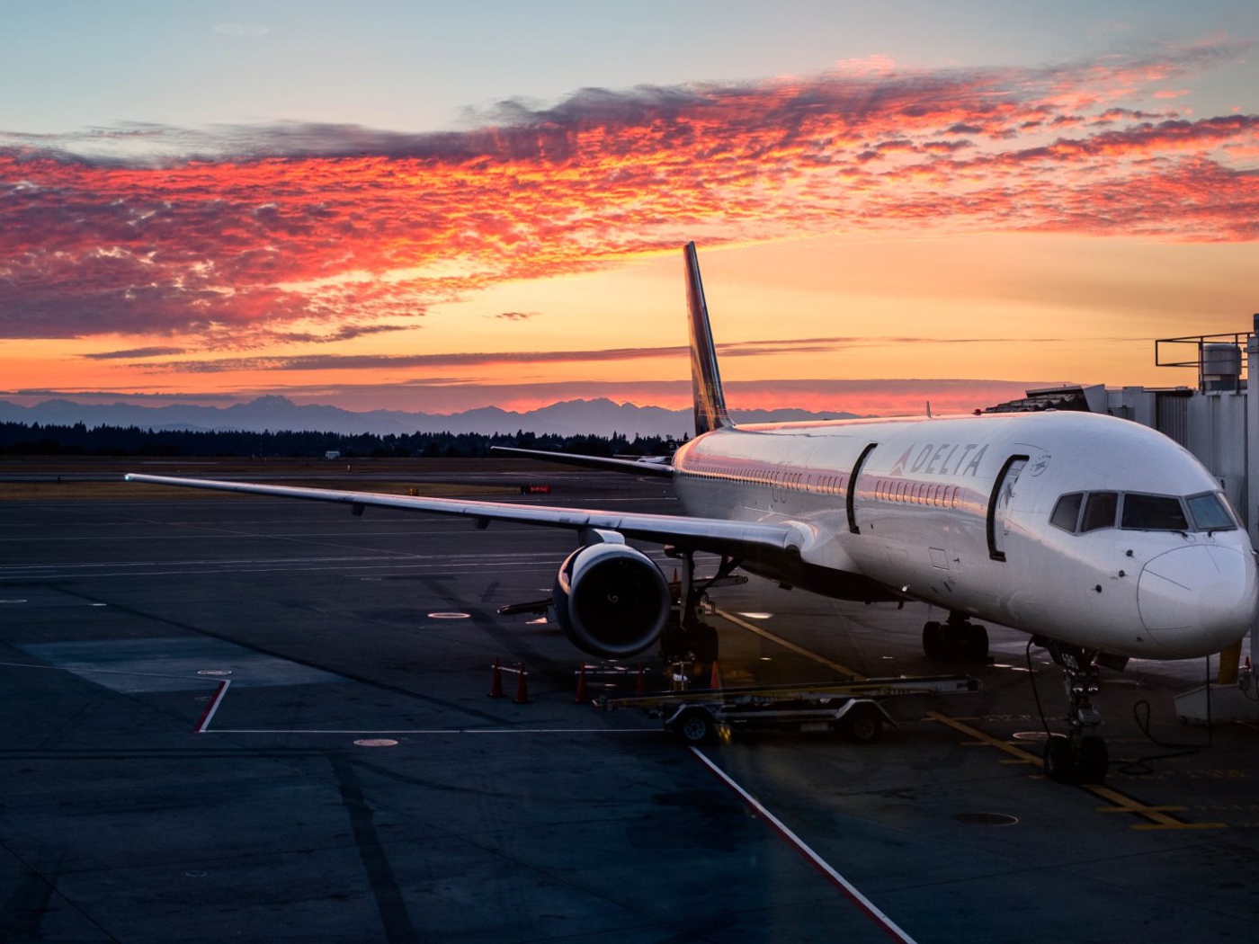 Самолет авиакомпании DELTA в международном аэропорту SeaTac 