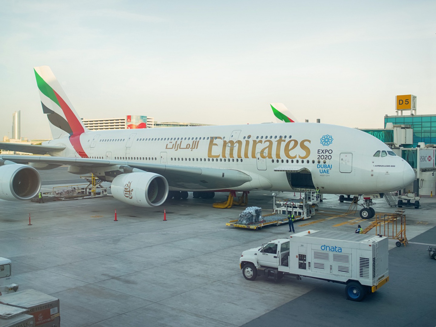 Двухпалубный Airbus A380 - 800 авиакомпании Emirates подготовка к взлету 