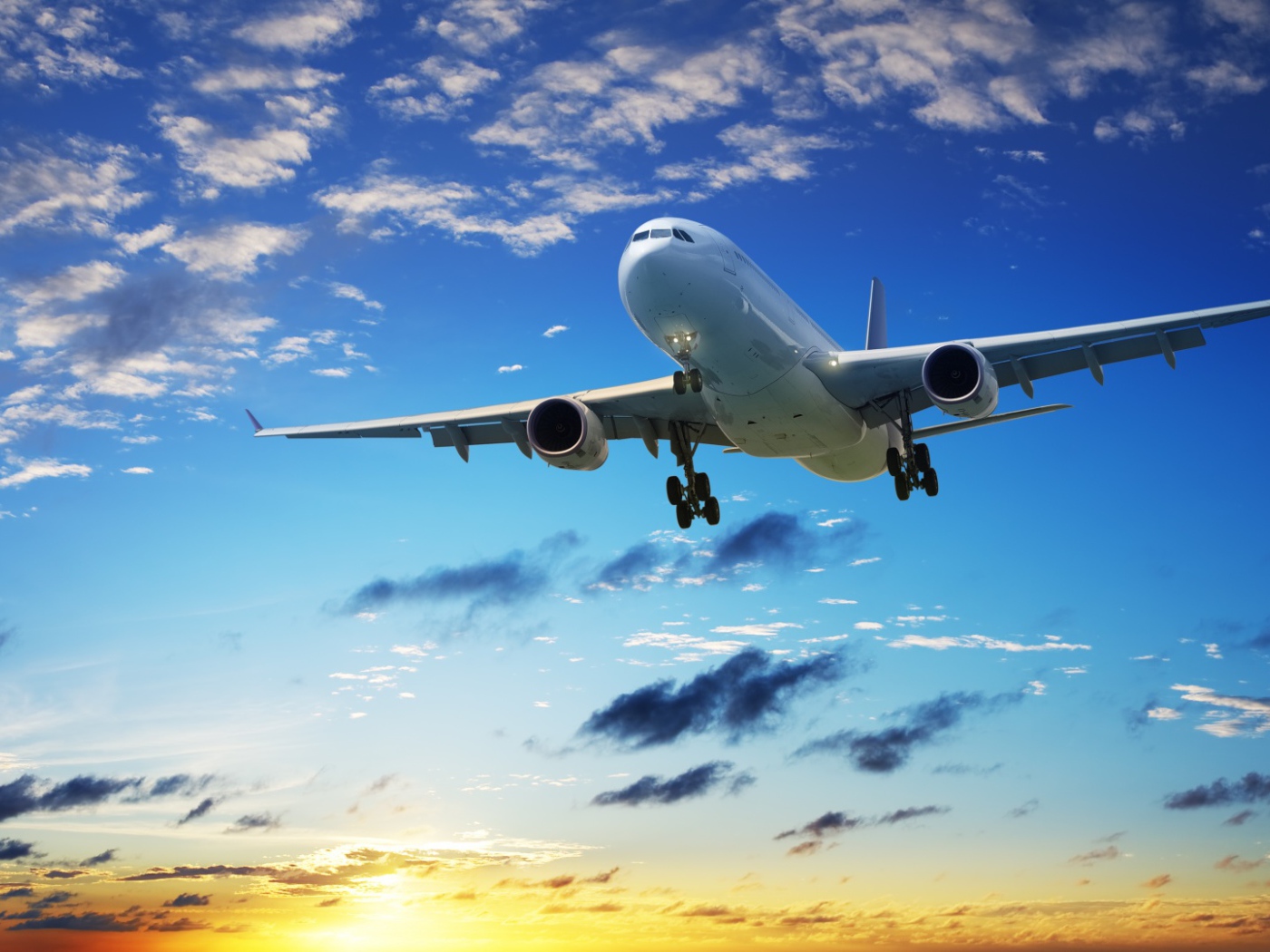 Посадка Boeing на фоне заката